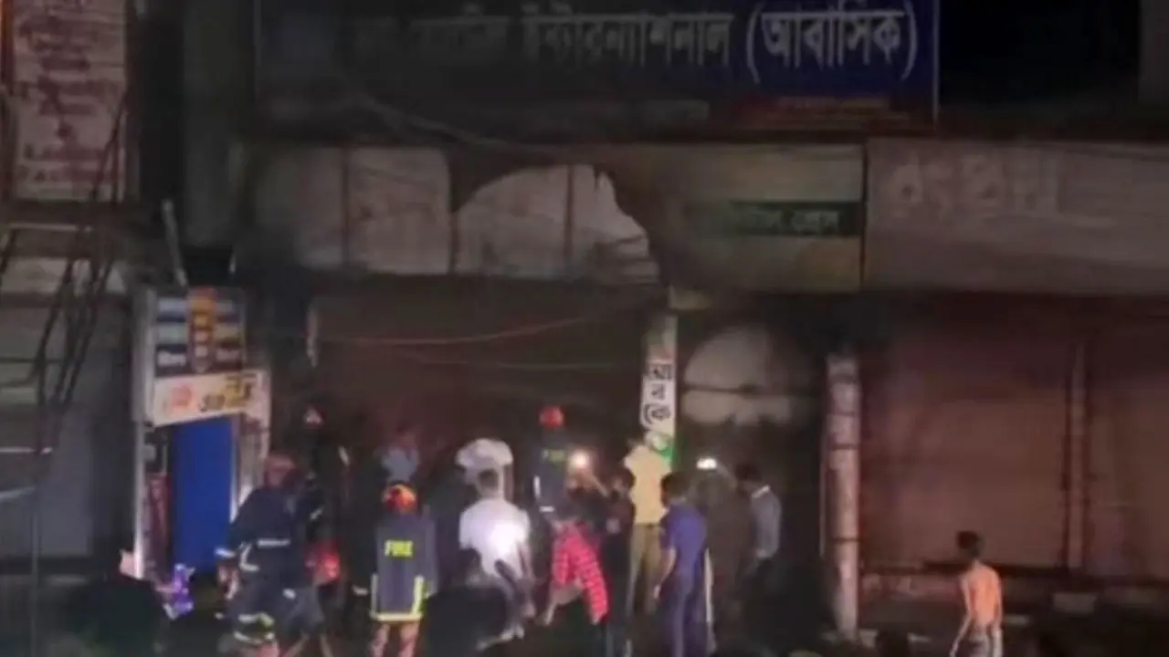 শরীয়তপুরে হোটেলে আগুন, ছাদে উঠে প্রাণ বাঁচল ১৭ জনের
