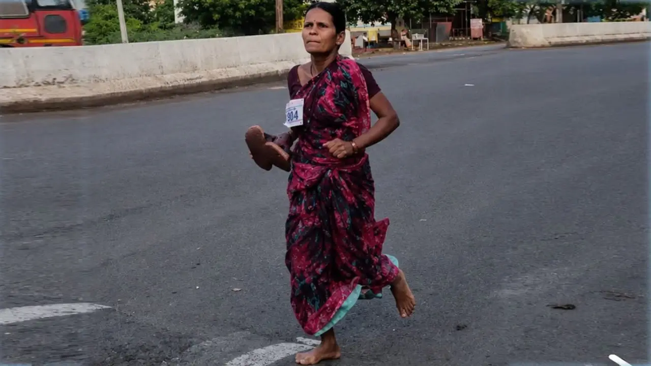 তিন হাজারের জন্য খালি পায়ে শাড়ি পরে ম্যারাথনে দৌড়ালেন এক মা