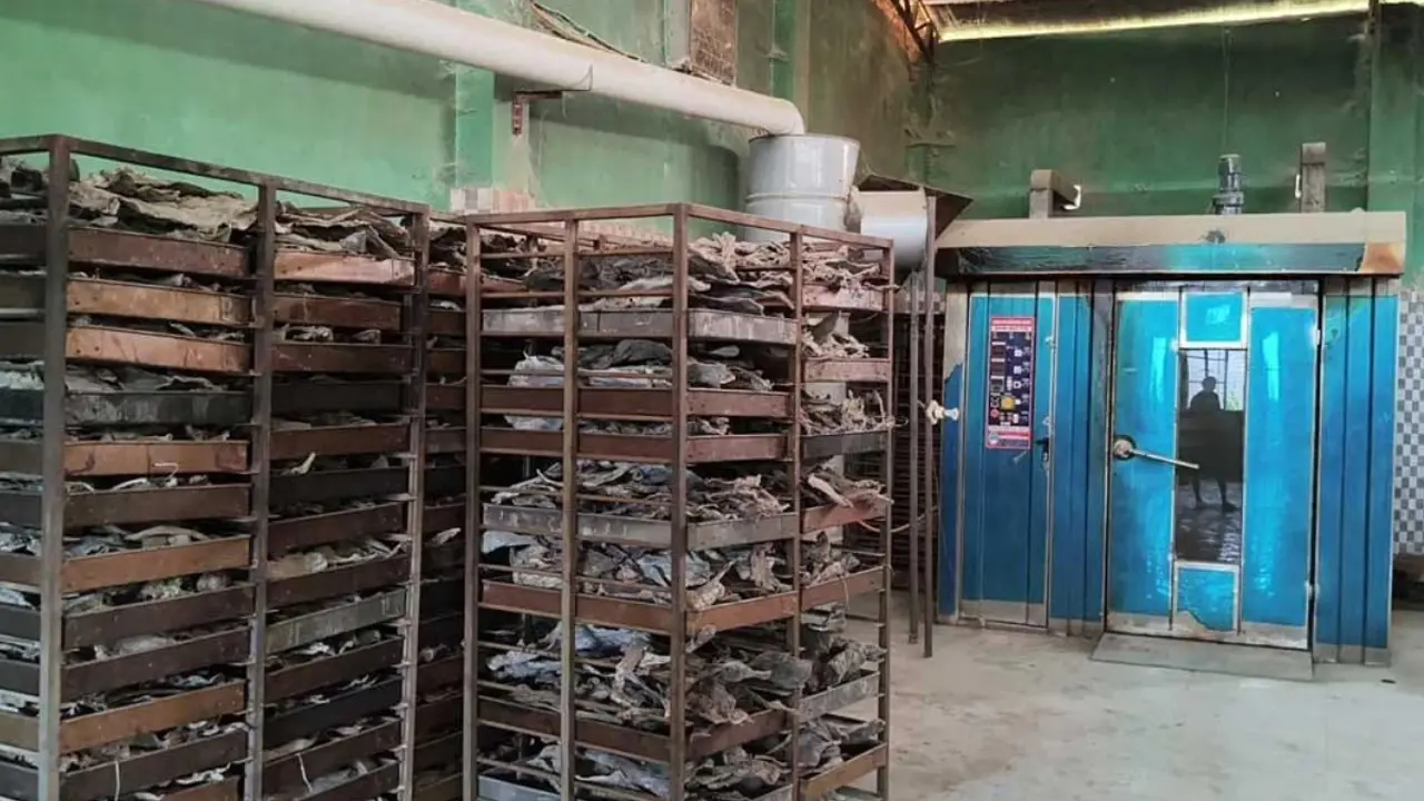 অনুমোদন ছাড়াই টায়ার পুড়িয়ে তেল উৎপাদন, মানিকগঞ্জে দুই কারখানা সিলগালা