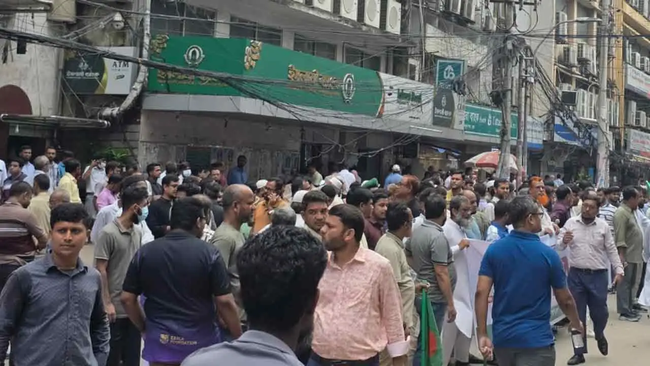 ইসলামী ব্যাংকের সামনে চাকরি ফেরত চেয়ে অবস্থান, গ্রাহকদের পাল্টা কর্মসূচি