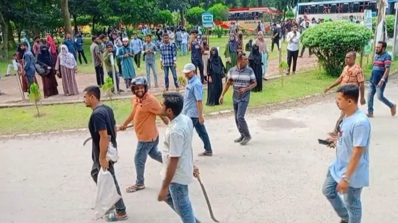 ইবিতে ছাত্রদল-শিবিরের সংঘর্ষে অস্ত্র হাতে ১৯ বহিরাগত শনাক্ত