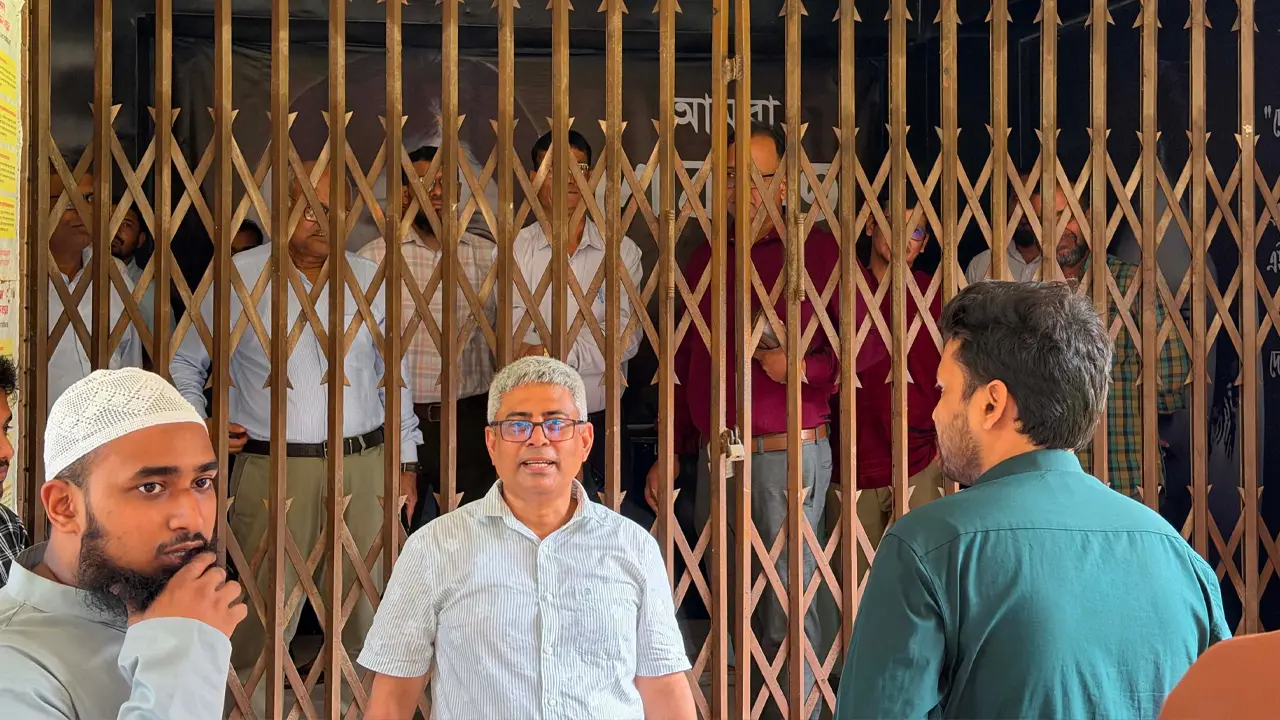 চার দফা দাবিতে জাবির প্রশাসনিক ভবনে তালা, দ্রুত কাজ শুরুর আশ্বাস