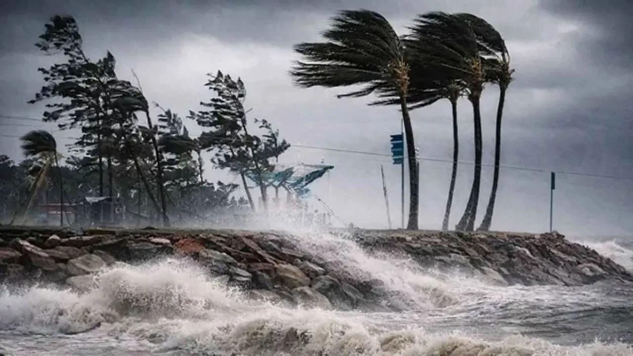 ১২ জেলায় ৬০ কিলোমিটার বেগে ঝড়ের আভাস, নদীবন্দরে সতর্কতা