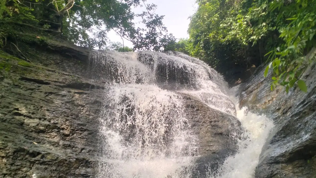খৈয়াছড়ার পথে : কাদা-পানি পেরিয়ে ঝরনার অপার্থিব সৌন্দর্যে