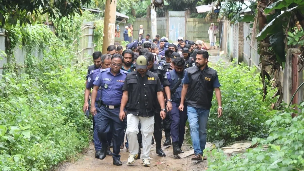 অপরাধীদের আস্তানা গুঁড়িয়ে দিতে জঙ্গল সলিমপুরে যৌথ অভিযান