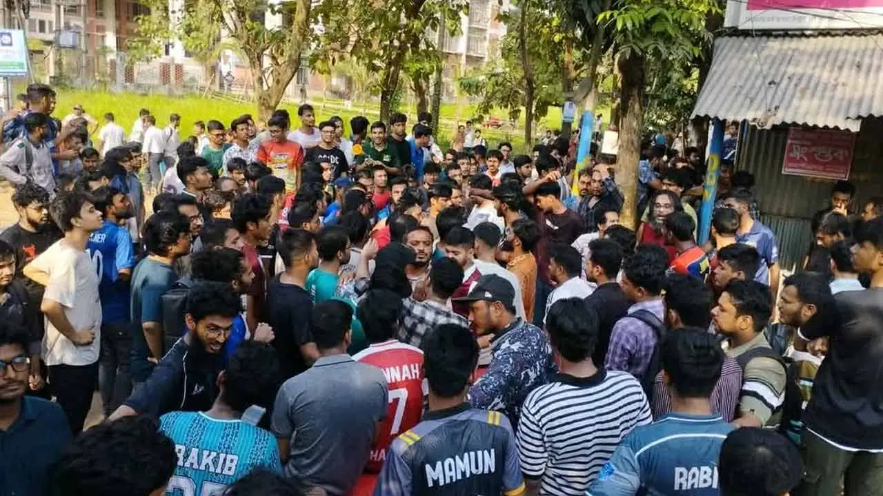 জাবিতে দুই হলের শিক্ষার্থীদের মধ্যে সংঘর্ষ, আহত ৯