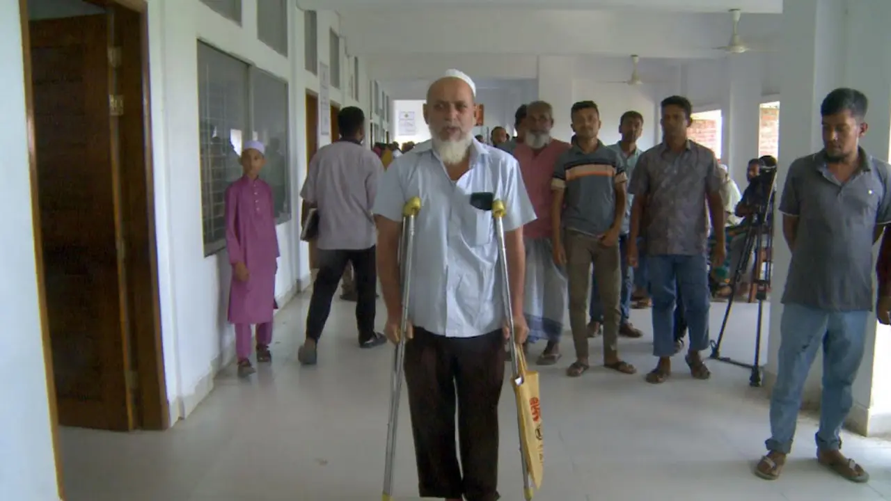 জুলাইয়ে গুলিবিদ্ধ পল্লীচিকিৎসক -‘এভাবে বেঁচে থাকার চেয়ে মরে যাওয়াই ভালো’