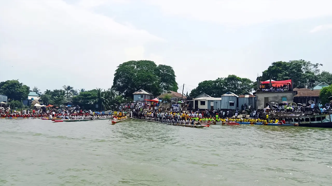 সুরমার নৌকা বাইচ উপভোগ করল তিন জেলার হাজারো মানুষ