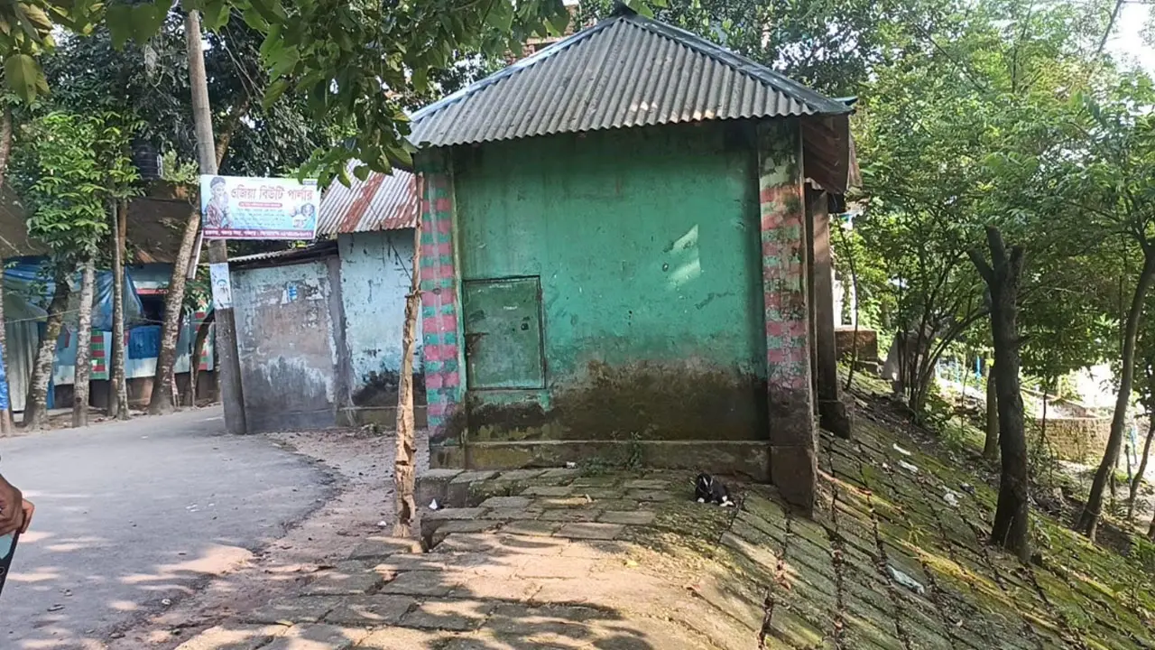 করতোয়ার রক্ষাবাঁধ দখল করে গড়ে উঠছে ভবন-দোকান
