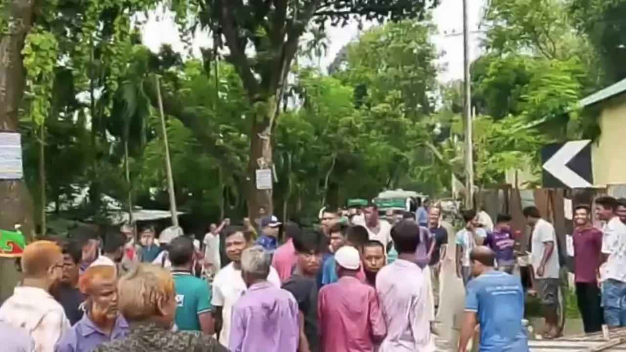 সারের দাবিতে লালমনিরহাটে মহাসড়ক অবরোধ