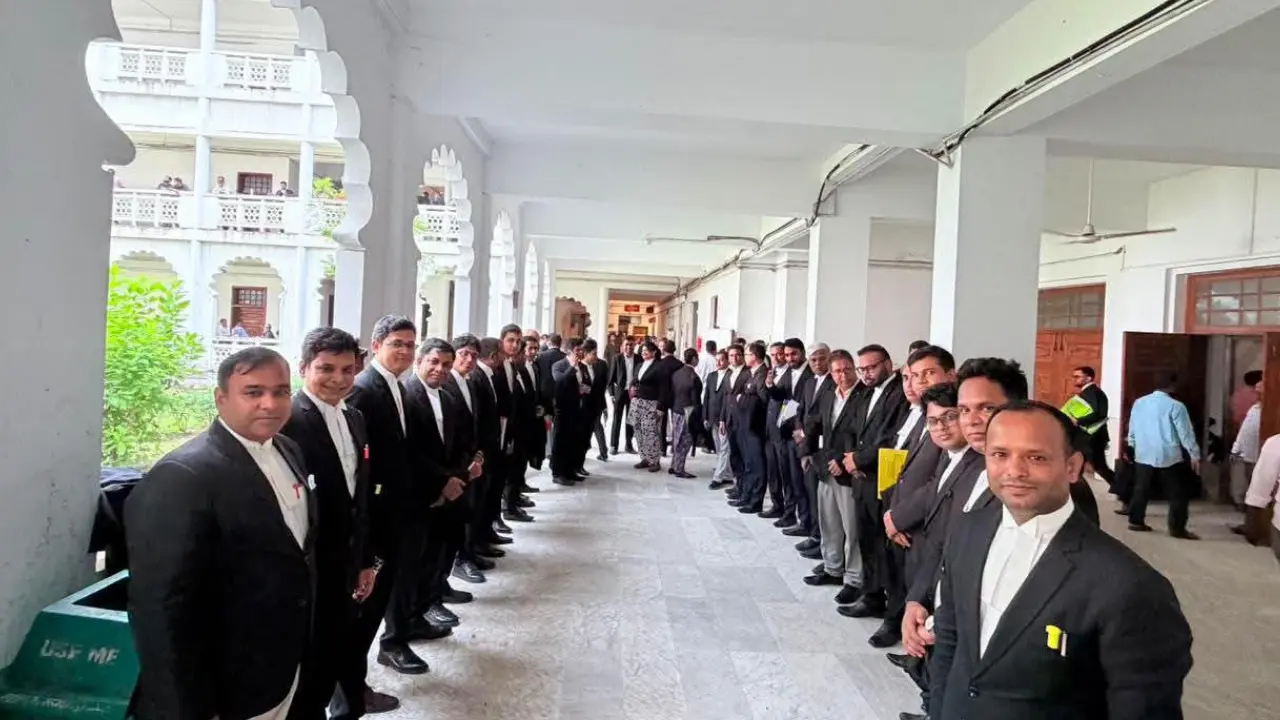 ৭ জনের ফাঁসির রায় : সুপ্রিম কোর্টে আওয়ামীপন্থি আইনজীবীদের নীরব প্রতিবাদ