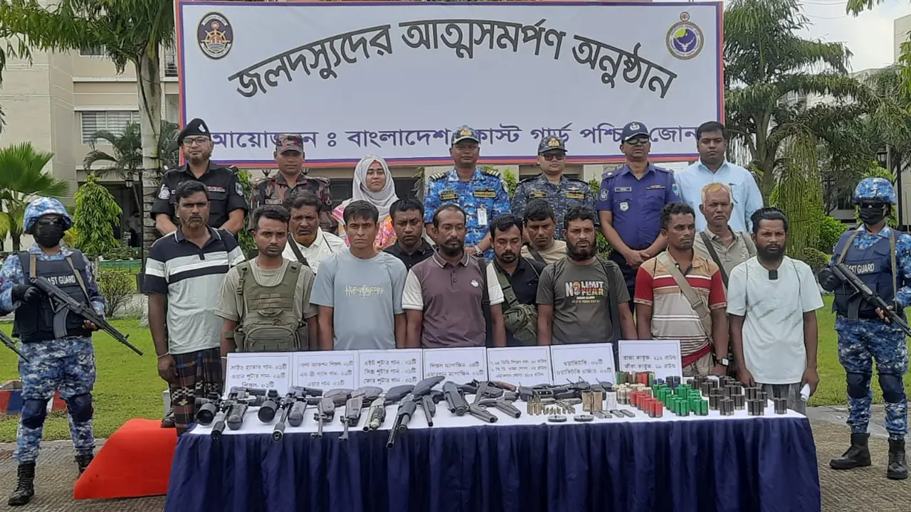 সুন্দরবনে ১২ ডাকাতের আত্মসমর্পণ, বিপুল অস্ত্র-গোলাবারুদ উদ্ধার
