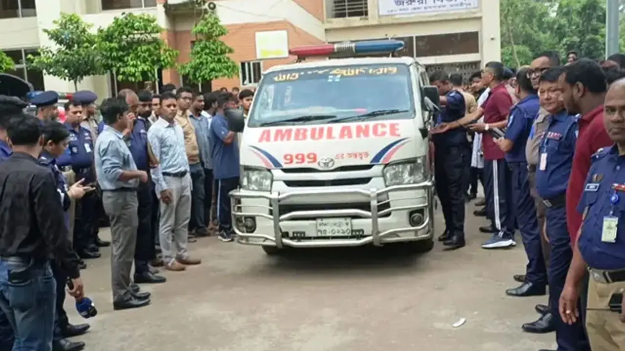 মাদারীপুরে পুলিশের পিকআপ উল্টে কনস্টেবল নিহত