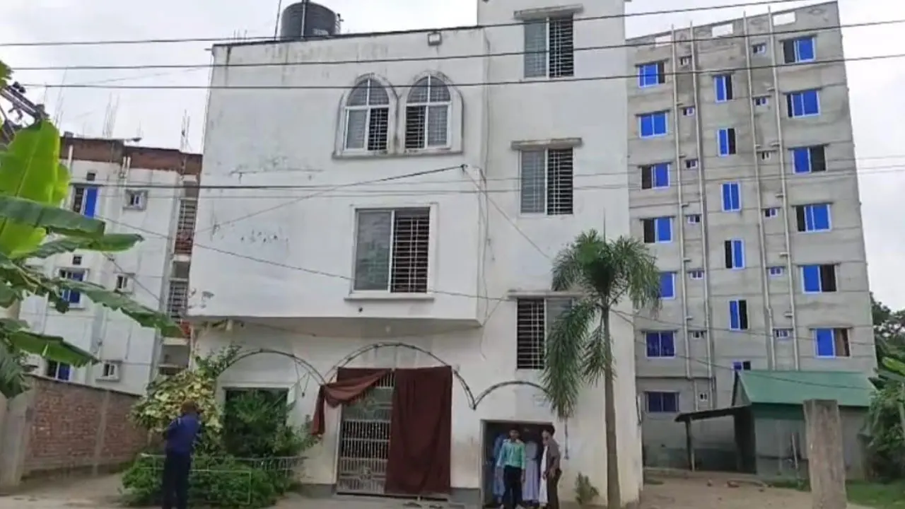 এখনও ঘুমের মাঝে ‘আমার গলা ছেড়ে দাও’ বলে চিৎকার করে ওঠে শিশুটি