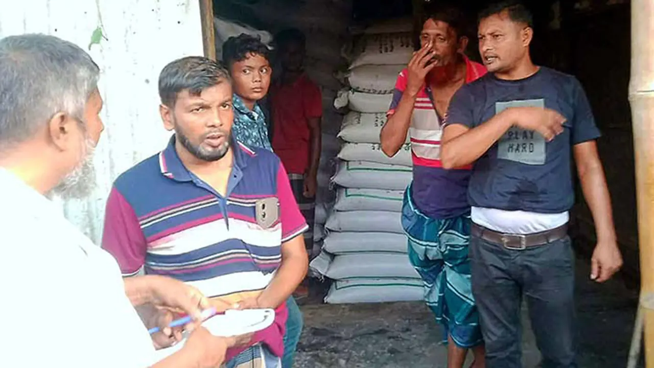 ব্যবসার অনুমোদন নেই, তবুও গুদামে মিলল ২৮৮ বস্তা সার