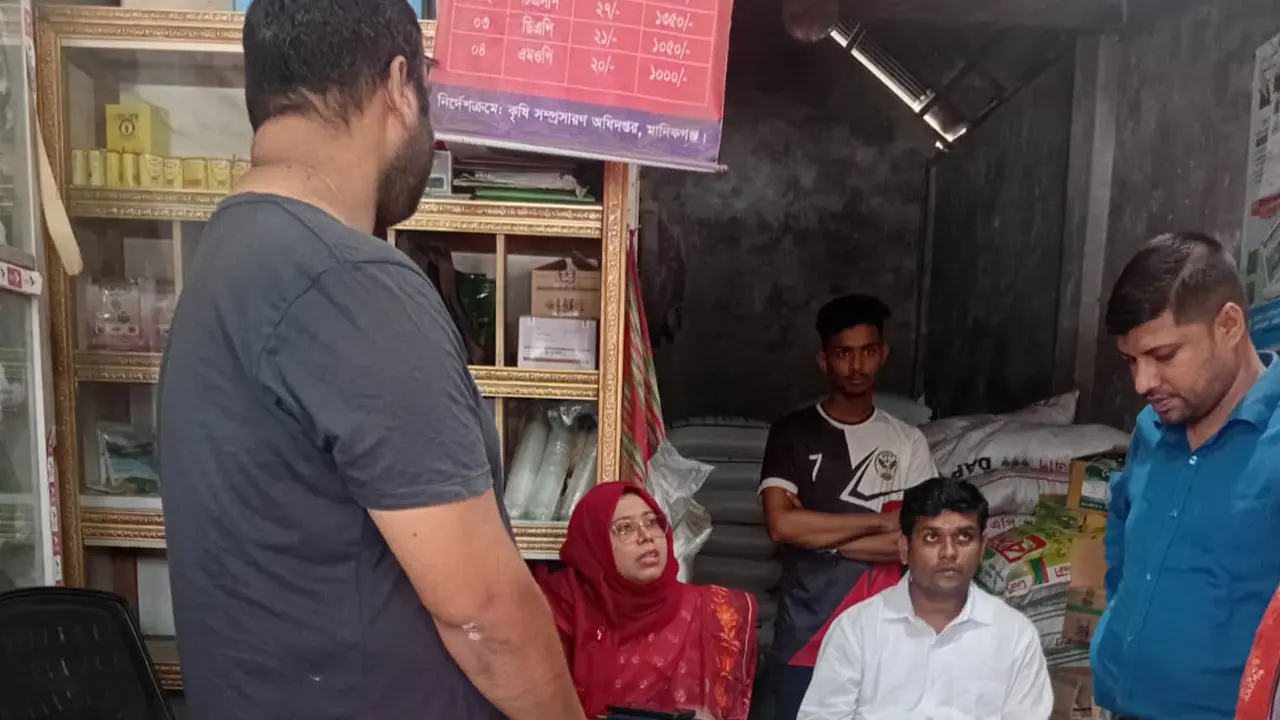 মানিকগঞ্জে অতিরিক্ত মূল্যে সার বিক্রি, তিন ডিলারকে জরিমানা