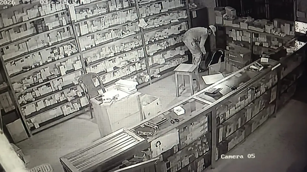 হাসপাতালের ফার্মেসিতে চুরির পর নতুন তালা লাগিয়ে দিলো চোর