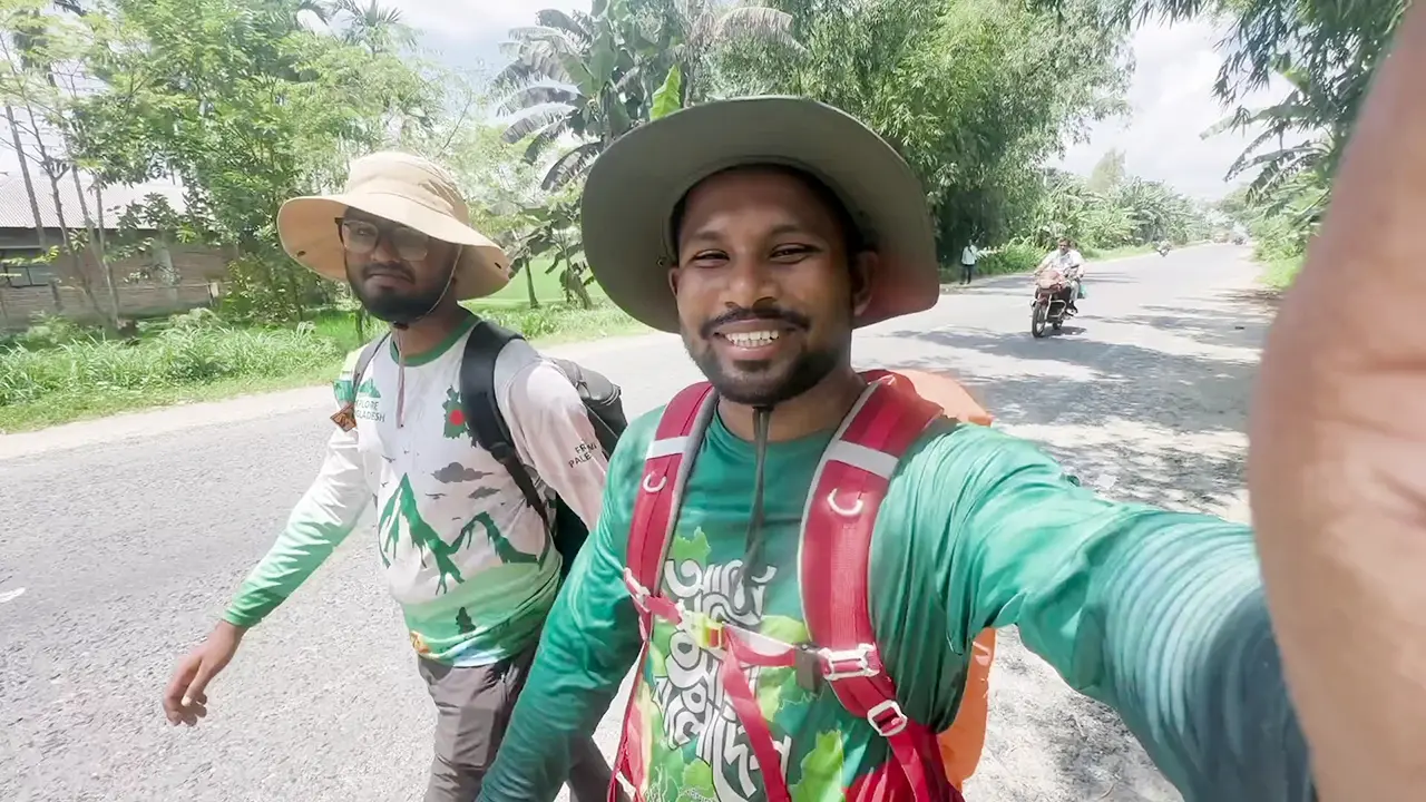 পায়ে হেঁটে ৯৫৬ কিলোমিটার পাড়ি দিলেন মানিকগঞ্জের ২ যুবক