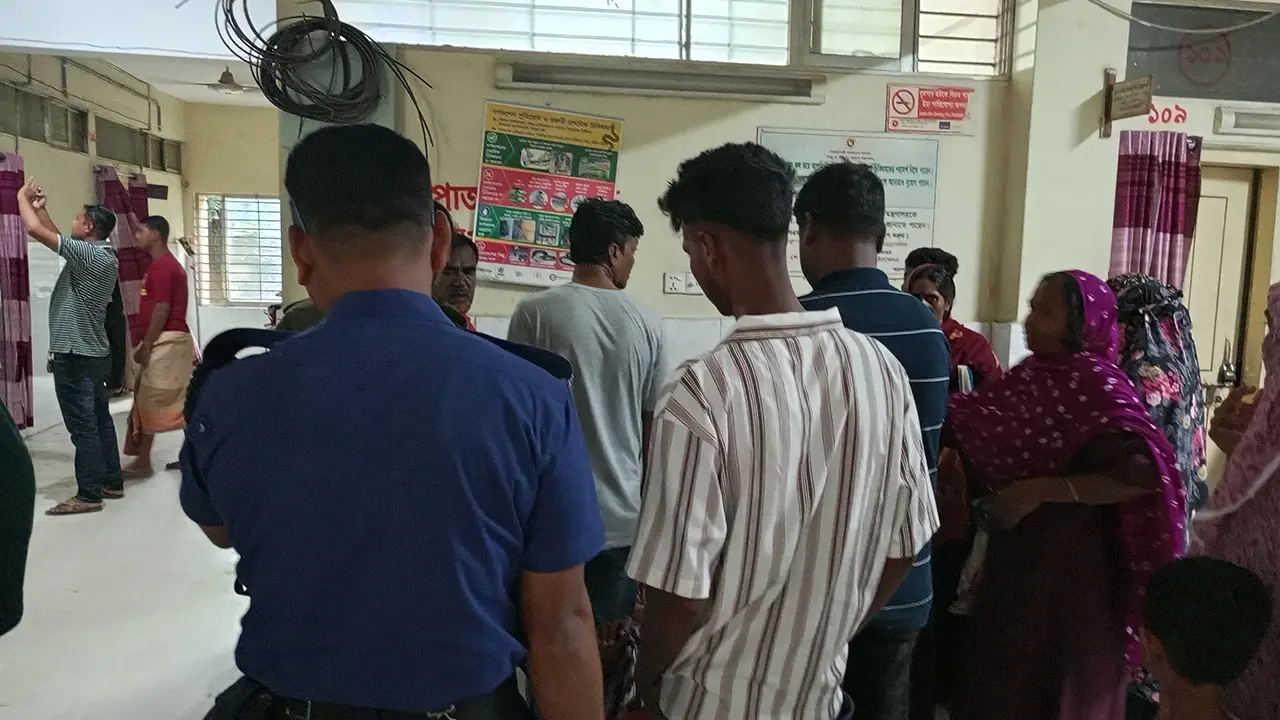 মোবাইল দেখতে দেখতে পুকুরে পড়ে শিশুর মৃত্যু