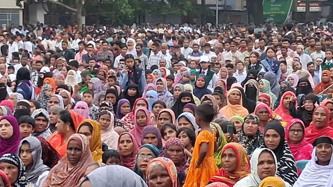 মেঘ-বৃষ্টির মধ্যেও মাঠ ছাড়েনি মানুষ, অপেক্ষা ‘আলমগীর স্যারের’ বক্তব্যের