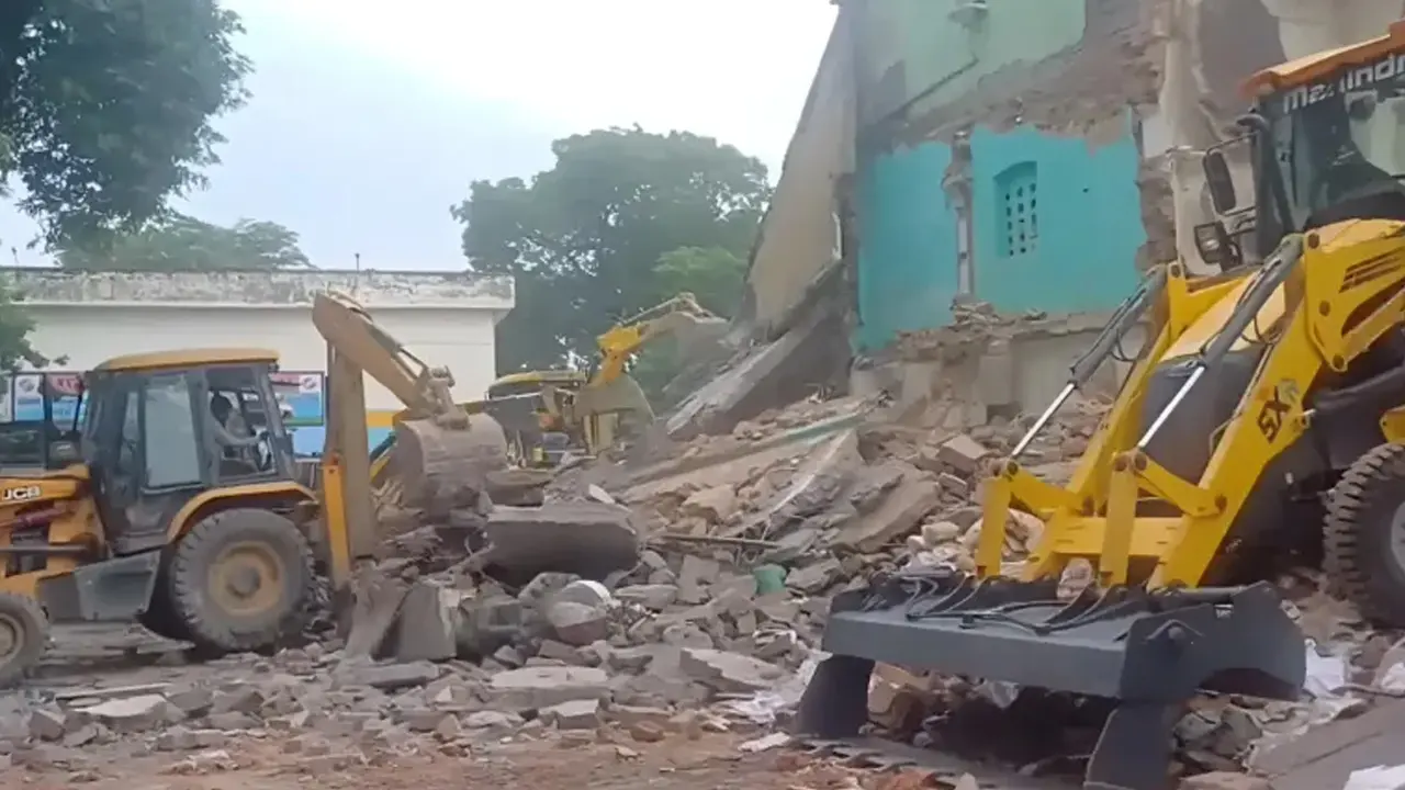 ভারতে রাতের অন্ধকারে ভেঙে ফেলা হলো দেড়শ বছরের পুরোনো মসজিদ