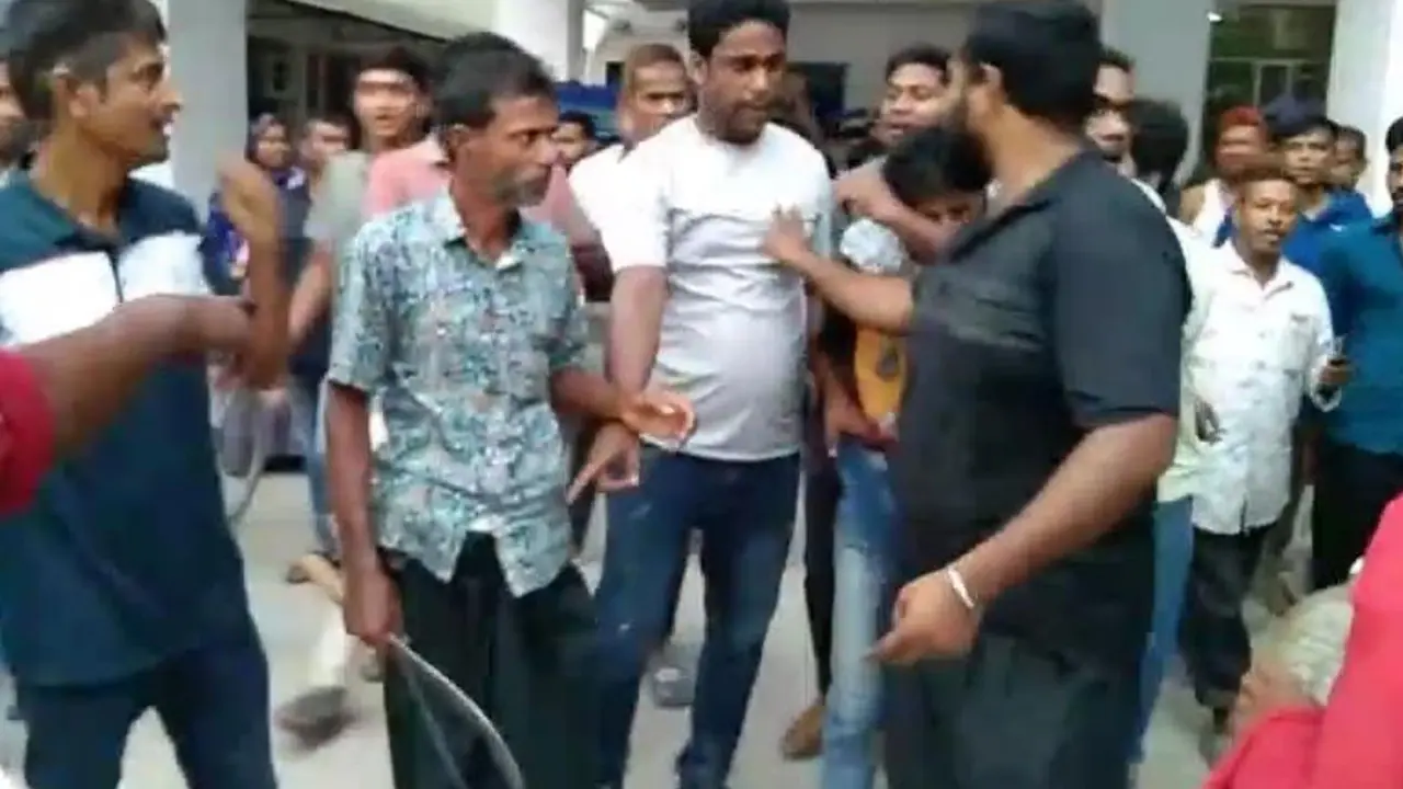 বোনকে মারধরের ক্ষোভে হাসপাতালে হাসুয়া হাতে দুলাভাইকে কোপাতে গেলেন শ্যালক