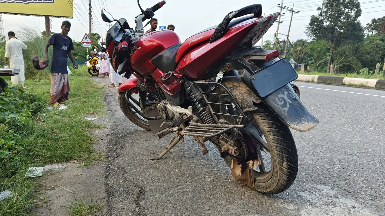 স্বামীর মোটরসাইকেলে ওড়না প্যাঁচিয়ে প্রাণ গেল স্ত্রীর