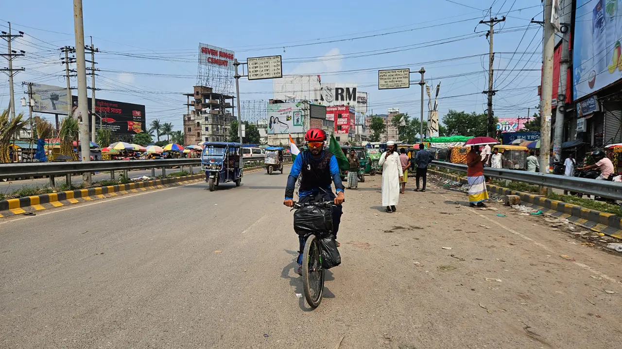 সাইকেলে ৮ হাজার কিলোমিটার পাড়ি দিয়ে হজে যাচ্ছেন নরসিংদীর সজিব