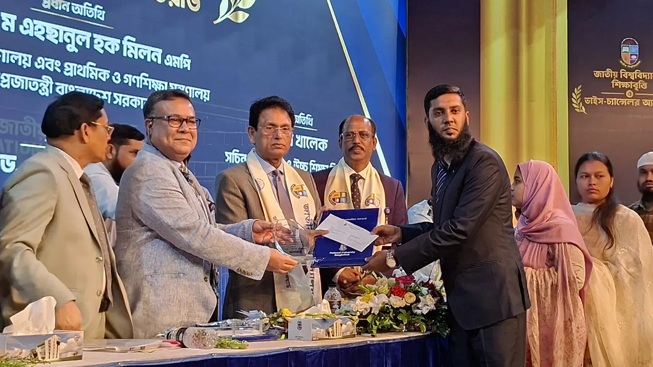 জাতীয় বিশ্ববিদ্যালয়ের ভাইস-চ্যান্সেলর অ্যাওয়ার্ড পেলেন ৫৭ শিক্ষার্থী