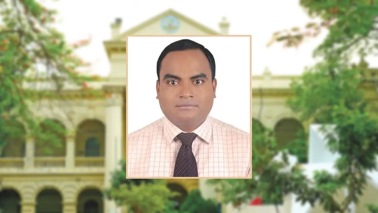 সংবাদে লাইক-কমেন্টের অভিযোগে জবি অধ্যাপককে বরখাস্তের শোকজ