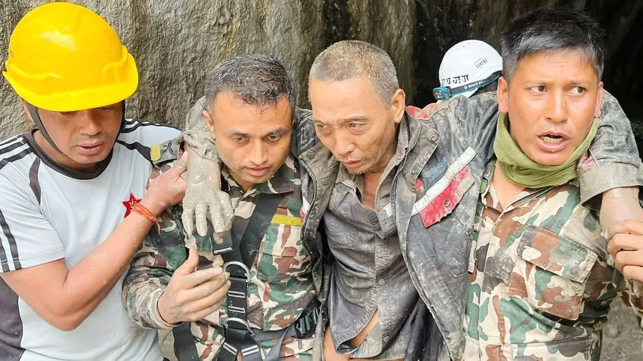 ১০ দিন পর নেপালের সুড়ঙ্গ থেকে এক চীনা নাগরিককে জীবিত উদ্ধার