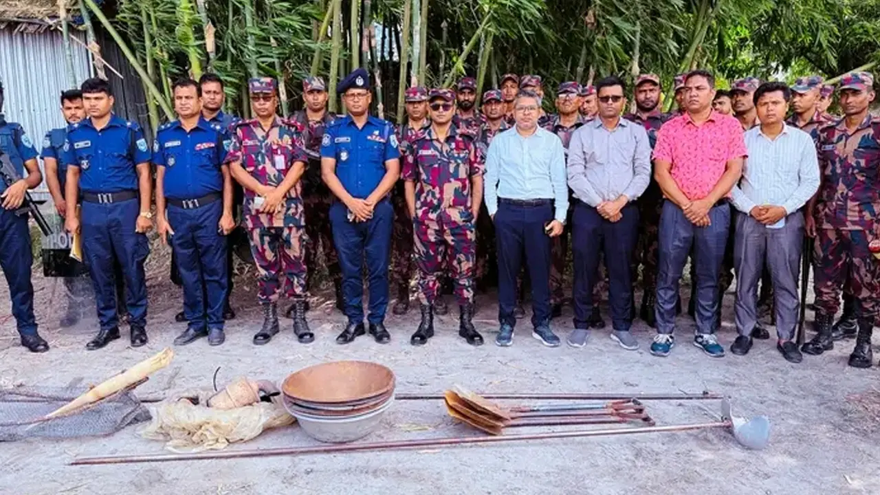 তিস্তায় পাথর উত্তোলনে ব্যবহৃত ১৬ নৌকা ও ৪ ইঞ্জিন ধ্বংস