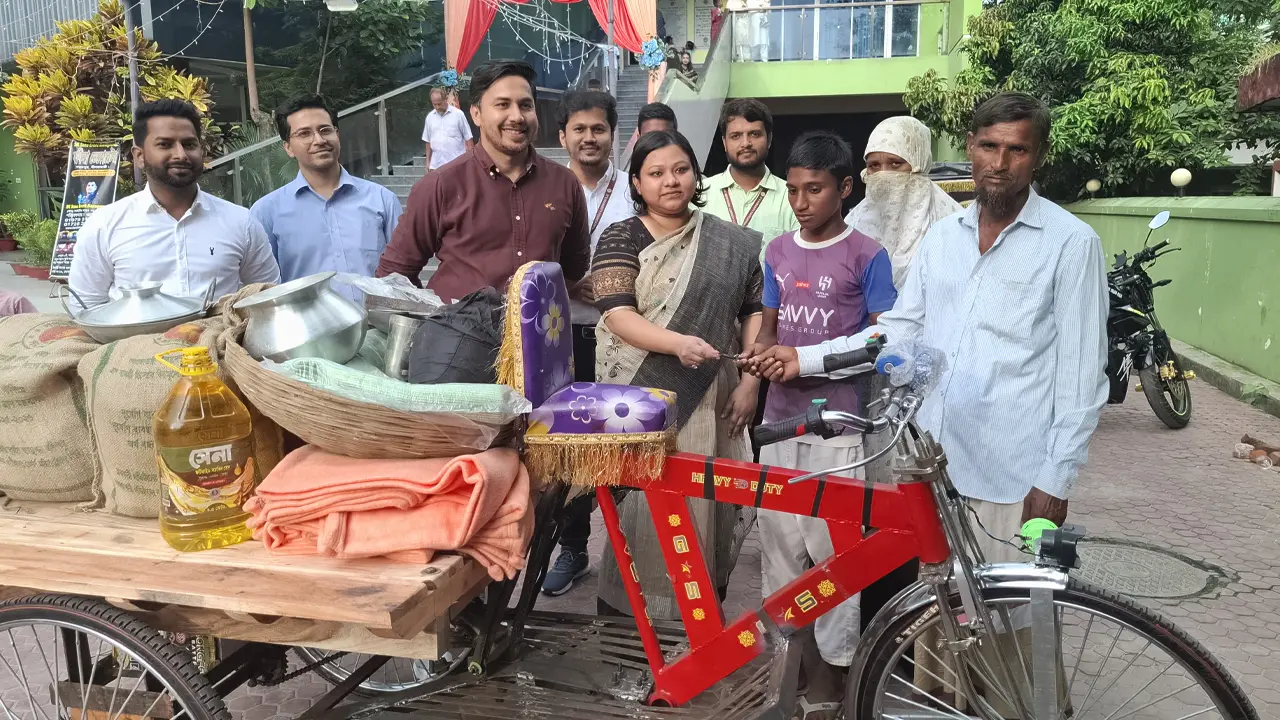পান আনতে পাঠিয়ে ভ্যান ছিনতাই, সেই রেজওয়ান পেল নতুন ভ্যান