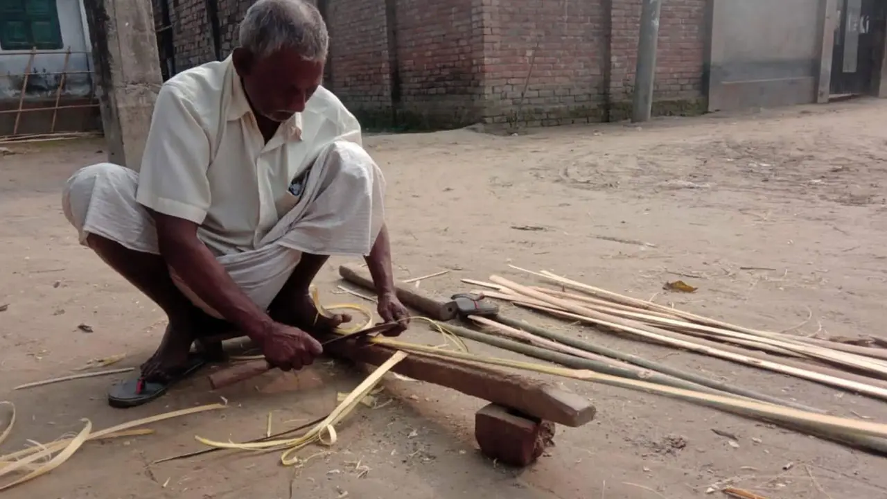 নীলফামারীতে প্রজন্মের পেশা টিকিয়ে রাখতে নীরব লড়াই বাঁশ কারিগরদের