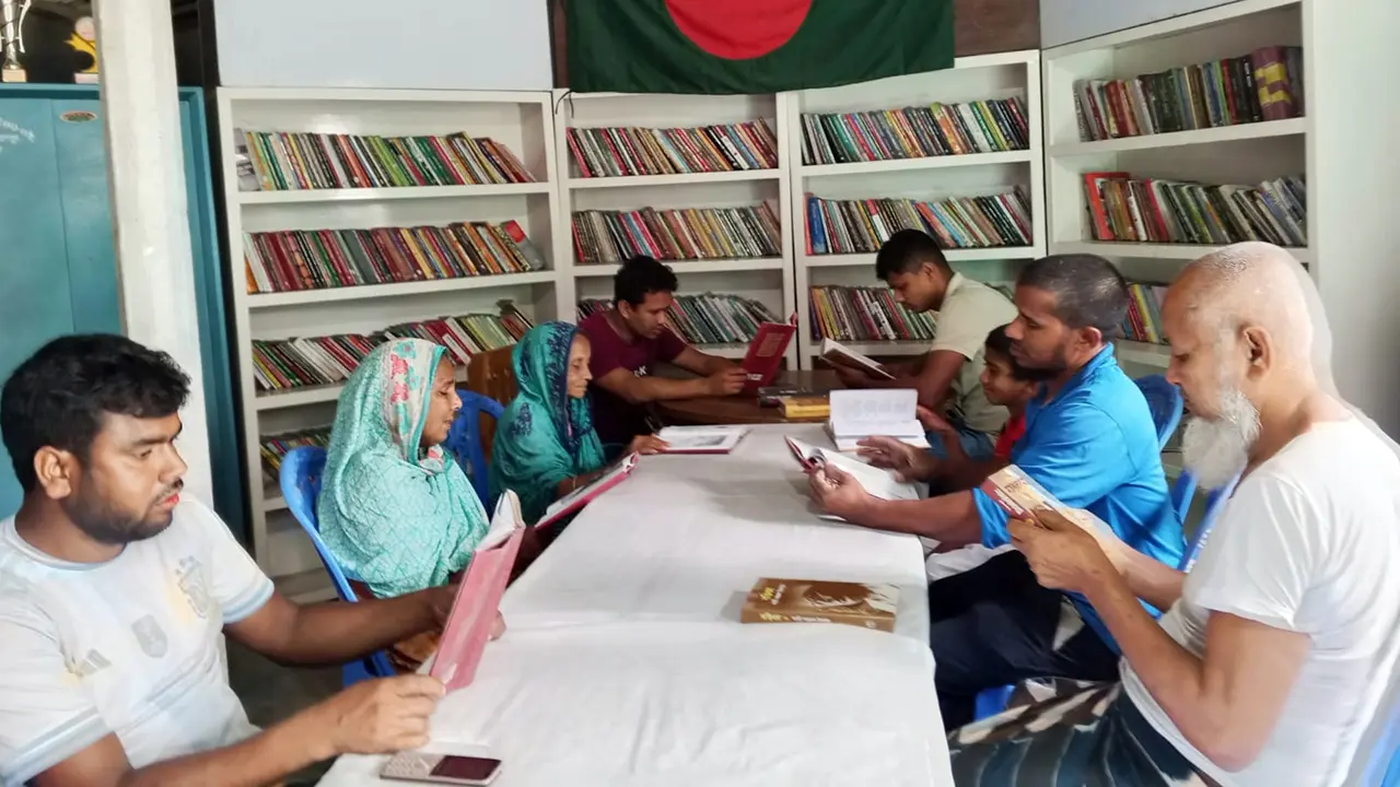 প্রত্যন্ত গ্রামে জ্ঞানের আলো ছড়াচ্ছে সেতুবন্ধন পাঠাগার