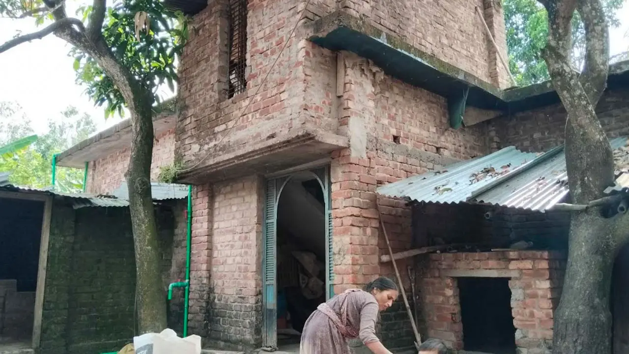 বদলগাছীতে ভিজিএফের তালিকায় পাকা বাড়ি-জমির মালিকরা