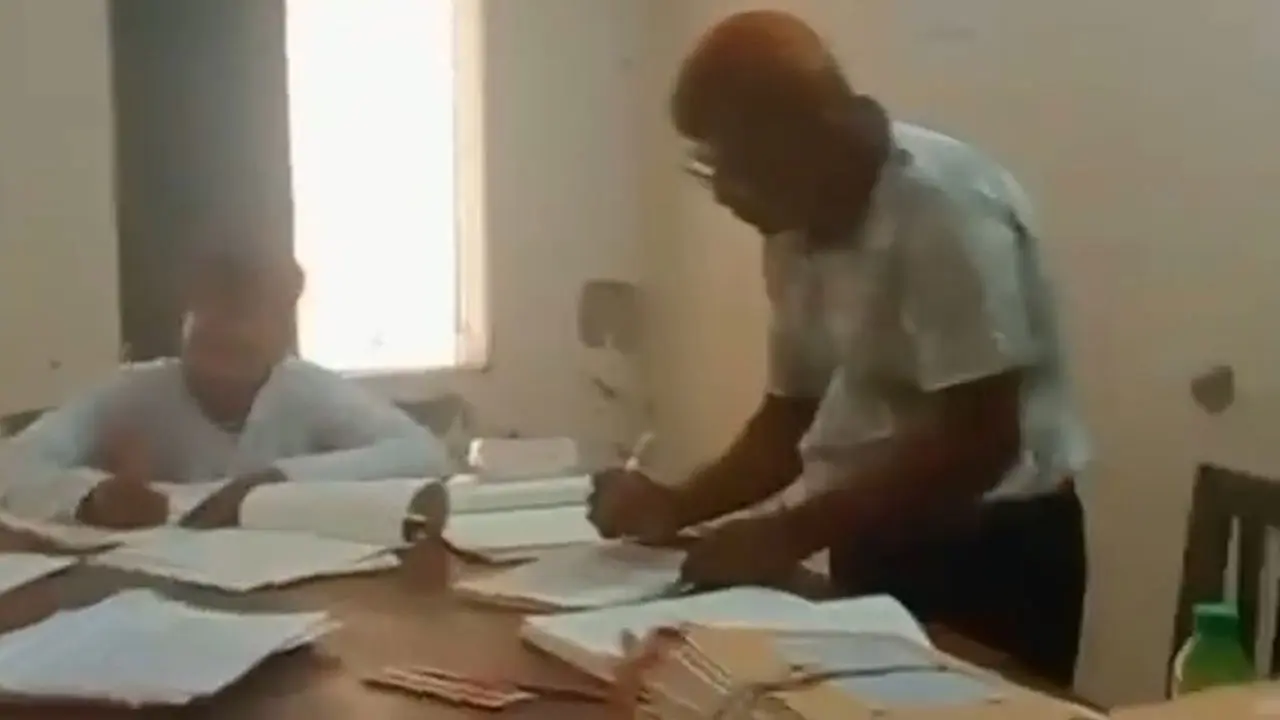 ছাত্রদের দিয়ে খাতা মূল্যায়ন, মাদরাসা শিক্ষকের বিরুদ্ধে মামলা