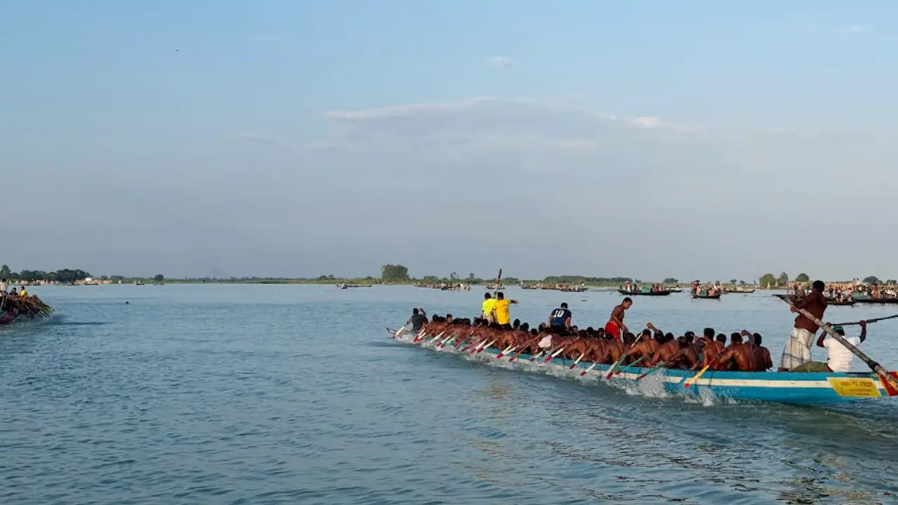 রাজবাড়ীতে শুরু তিন দিনব্যাপী নৌকাবাইচ, পদ্মার তীরে দর্শনার্থীদের ঢল