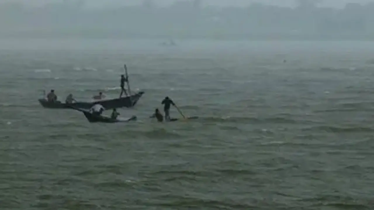 পদ্মায় নৌকাডুবি, বাংলাদেশি ১০ জনকে উদ্ধার করলো বিএসএফ