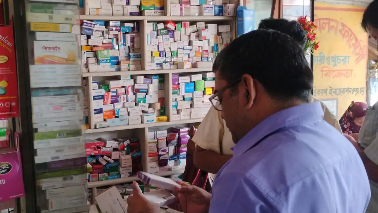 ফ্রিজে মেয়াদোত্তীর্ণ ব্লাড ব্যাগ-ইনসুলিন সংরক্ষণ, ফার্মেসিকে জরিমানা