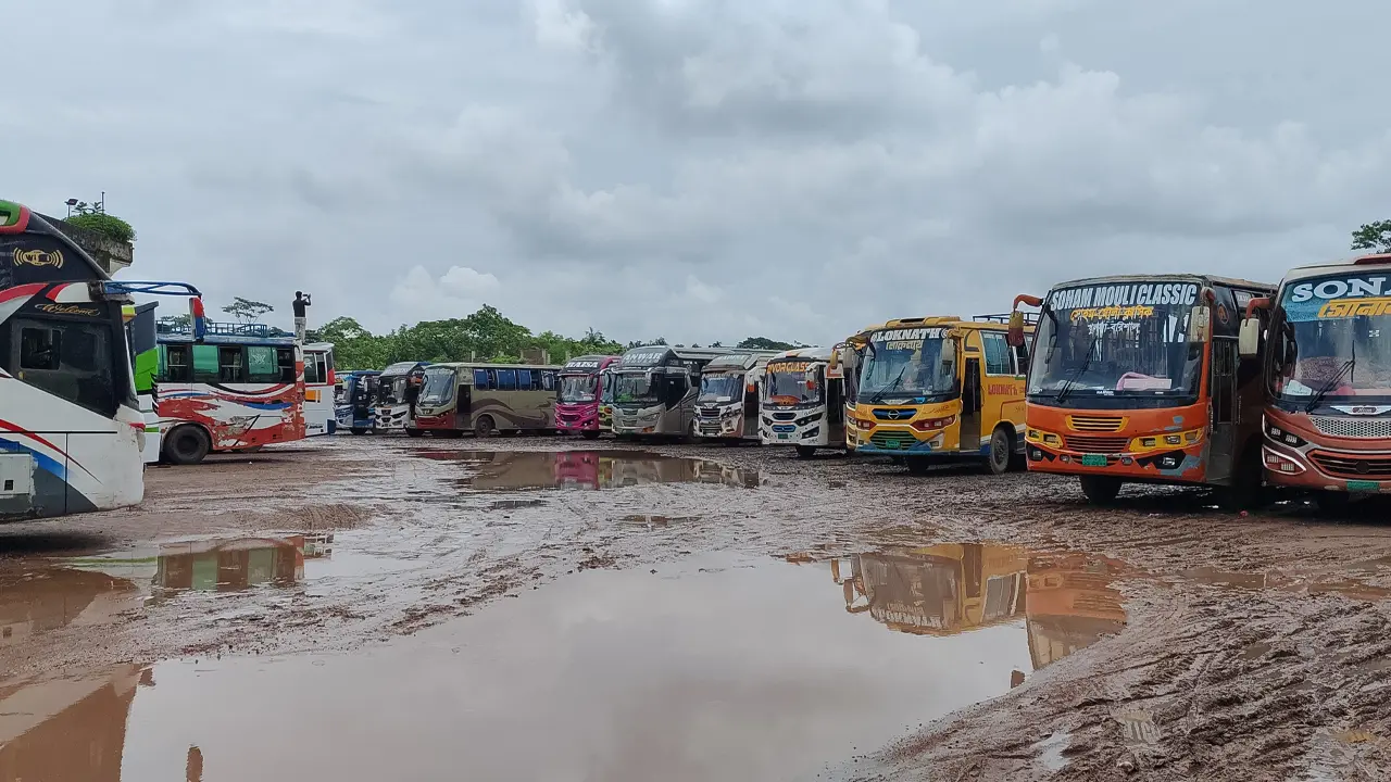 খানাখন্দে বেহাল পিরোজপুর বাস টার্মিনাল, দুর্ভোগে হাজারো যাত্রী