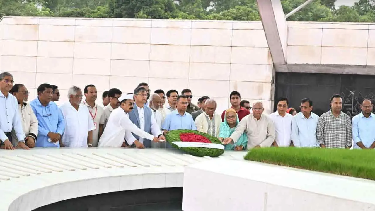 জিয়াউর রহমান ও খালেদা জিয়ার সমাধিতে প্রধানমন্ত্রীর শ্রদ্ধা