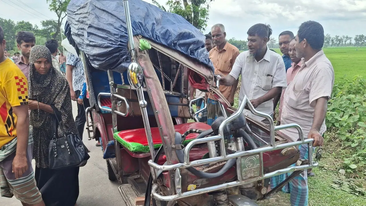 ট্যাংকলরির ধাক্কায় সড়কে ছিটকে পড়লেন চালক, প্রাণ গেল ট্রাকচাপায়