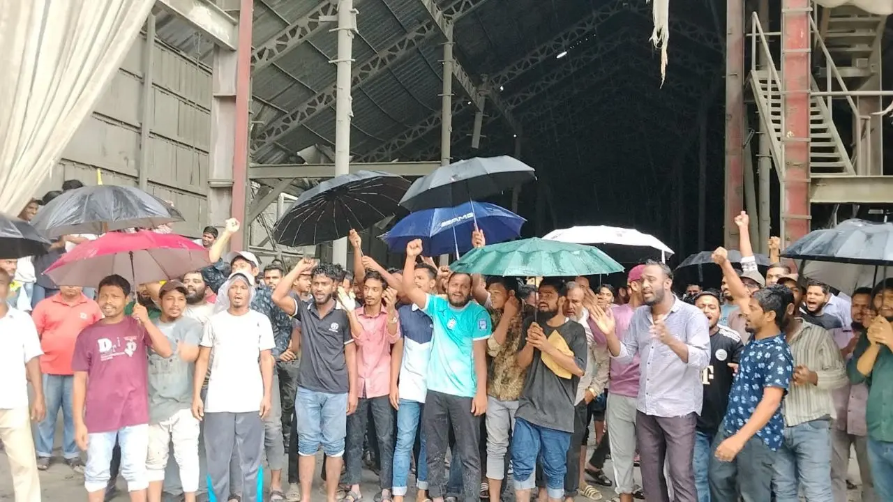 কর্ণফুলীতে দাবি আদায়ে প্রিমিয়ার সিমেন্টের কর্মচারীদের বিক্ষোভ
