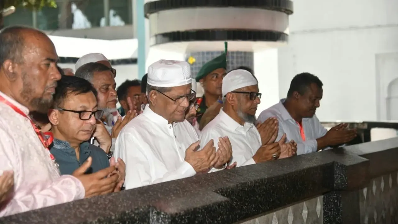 শাহজালাল (র.) এর মাজার জিয়ারত করলেন রাষ্ট্রপতি মির্জা ফখরুল ইসলাম