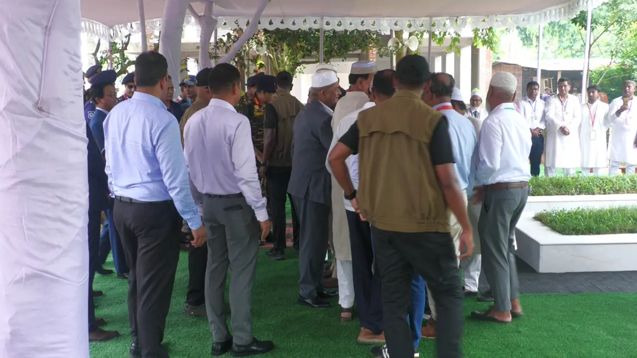 বাবা-মায়ের কবর জিয়ারত করলেন রাষ্ট্রপতি মির্জা ফখরুল