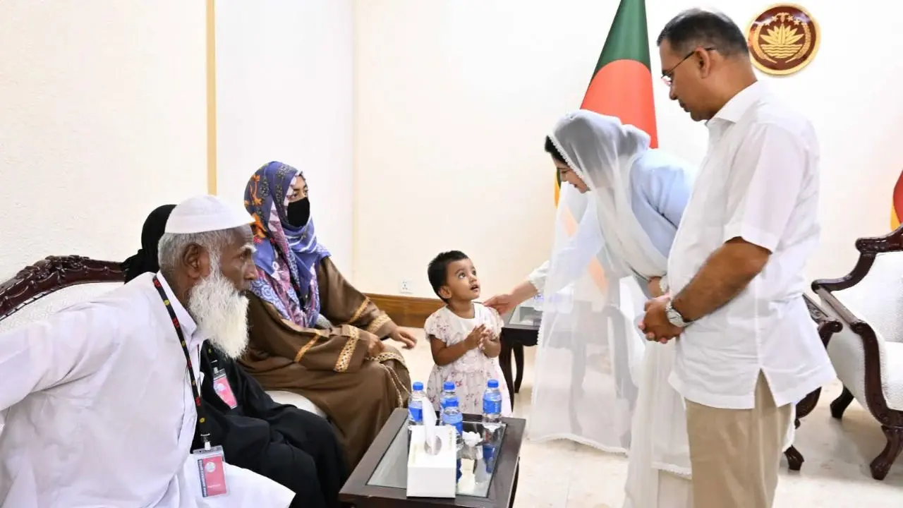 প্রধানমন্ত্রীর সঙ্গে শহীদ সেনাসদস্যদের পরিবারের সাক্ষাৎ