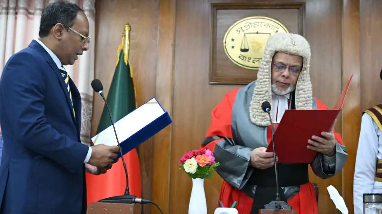 শপথ নিলেন পিএসসির নবনিযুক্ত চেয়ারম্যান নাজমুজ্জামান ভূঁইয়া