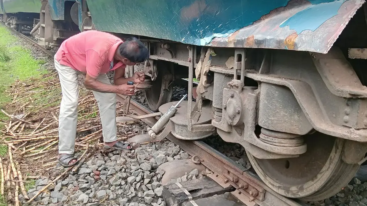 রাজশাহীতে ঢালারচর এক্সপ্রেস লাইনচ্যুত, ফের সারাদেশের সঙ্গে যোগাযোগ বন্ধ