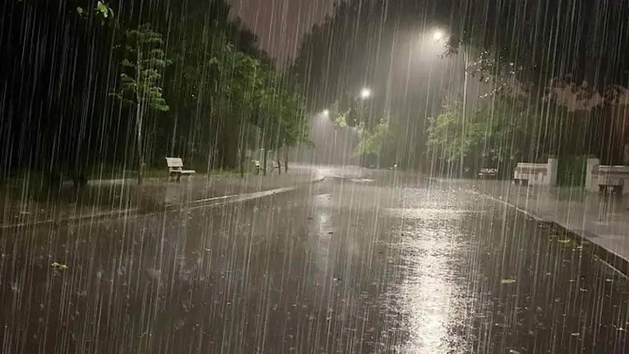 বৃষ্টির আভাস, কমতে পারে তাপমাত্রা